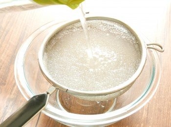 step2: 把西米隔去熱水，以冰水沖至降溫，隔水備用。