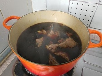 step3: 滷水汁煮滾後放入牛腱, <span class="group_2">滷汁</span>份量剛蓋過牛𦟌塊， 再度滾起後轉慢火上蓋炆45分鐘，熄火焗15分鐘 （中途不可開蓋）;    轉慢火炆煮30分鐘，熄火焗15分鐘
（我是用鑄鐵鍋的， 就存水及存氣， 如用其他煲具，請觀察水的蒸發程度）