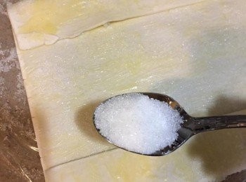 step3: 將兩邊向內摺入四分之一，然後再灑上砂糖