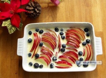 step6: 放入藍苺，入焗爐烤焗40分鐘。