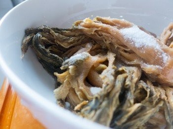 step1: 梅菜洗乾淨，清水浸一個鐘，唔係超咸。之後搾乾水落小小油及七八茶匙糖醃佢。