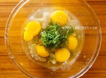 step1: 首先將所有材料均勻混合。(蛋液記得打久一點)