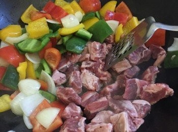 step3: 燒熱油鑊，加入獨子蒜爆香，加入洋蔥快炒一會，再加入三色椒炒1-2分鐘，將三色椒材料置在鑊一邊再以中大火加入牛柳粒，煎香一邊轉色後再反轉，再加入日式燒肉汁快炒，加少許鹽及糖調味即成，若太乾身，也可以加入1匙水