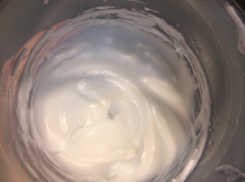 step4: 兩隻蛋白，加少少檸檬汁同10g糖打至企身，中途分一兩次加多5-10g糖。
蛋白掉轉唔跌就得啦！
