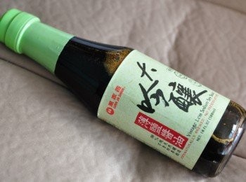 step12: 【萬家香大吟釀薄鹽醬油】味道鮮醇香醇，濃郁美味，是醬油中的極品，色香味一應俱全，適合沾、炒、滷、拌及各式料理，輕鬆料理出人間美味~ 純淨天然無化學添加物，減少15%用鹽進行發酵，更採用古法萃釀，不含任何人工添加物及化學材料釀製，純淨甘醇，選擇【萬家香大吟釀薄鹽醬油】就等於選擇健康!