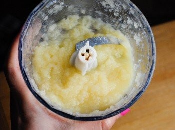 step1: 菠蘿蓉做法：將60克的菠蘿放入攪拌器內打發成蓉