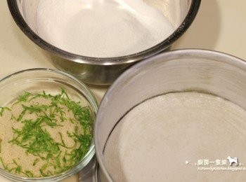 step1: 烤箱預熱至180度C(356度F)。 烤盤底部鋪上圓形烤盤紙，側邊抹上少許軟化奶油、撒上適量麵粉，方便出爐後脫模。中筋麵粉+泡打粉過篩混合，糖+檸檬皮屑搓揉混合。