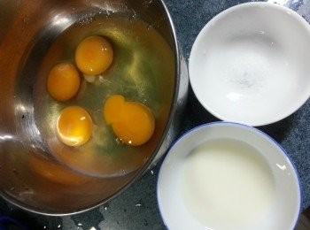 step5: 雞蛋加入鮮奶及鹽用手動打蛋器打至均衡