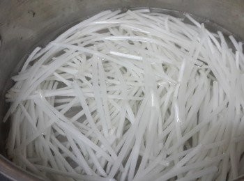 step2: 將銀芽洗淨，倒入滾水煮1分鐘、瀝乾水份，備用