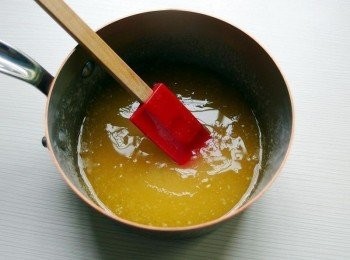 step3: 以小火加熱並用木杓攪拌,全部溶解後即可熄火