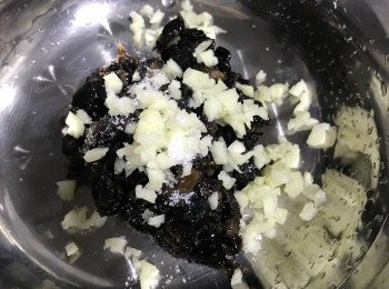 step1: 買魚頭時，請魚檔開邊再切細件。
洗淨魚頭，抹乾水, 豆豉沖洗，再渣乾水，切碎小小。
將豆豉，蒜蓉，糖，油拌勻，再塗抹整個魚頭