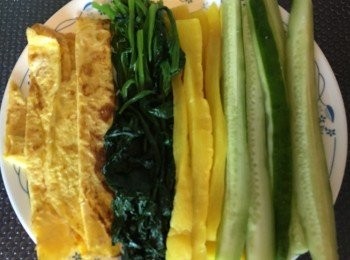 step1: 先將已煮熟的白飯加入少量鹽和麻油拌勻，放涼備用。牛肉切幼條用生抽，胡椒粉，黃糖，麻油，蒜片醃約15分鐘。將每片午餐肉切成3條幼條，備用。紅蘿蔔切絲用少量鹽醃約5分鐘。黃蘿蔔和青瓜切成粗條，備用。雞蛋加入少量鹽，胡椒粉，麻油打發均勻，煎成4片蛋片，放涼切條，備用。菠菜洗乾淨（不用切去根部），用滾水滾2分鐘至軟身，隔水用少量鹽和蒜片醃5分鐘後渣乾水份，備用。