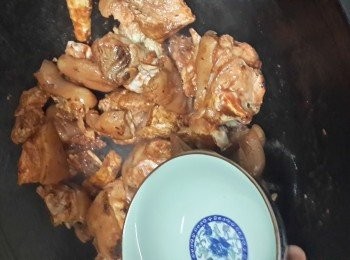 step5: 倒入滾水（水最好盖過猪手）