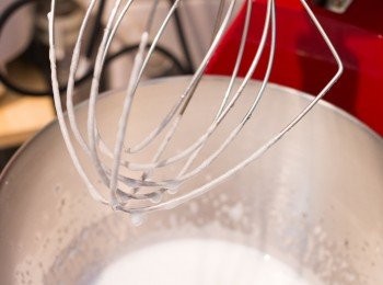 step5: 立刻以電動打蛋器高速攪拌。此圖為約 2 分鐘後的狀態，糖漿依然是非常液態的。