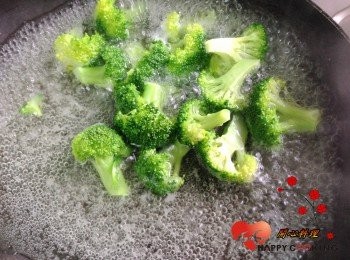 step2: 加一小匙鹽和一大匙油川燙至熟撈出排盤