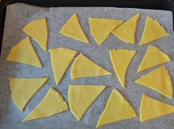 step6: 烤盤舖上烘焙紙並刷上一層油，將三角麵皮放上，然後表面再抹上一層薄油。