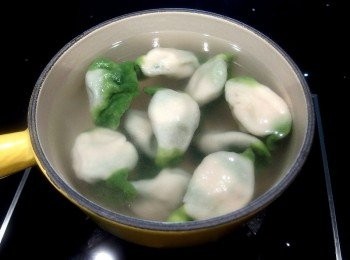 step20: 熱水煮滾放入水餃,點水三次,即可起鍋。