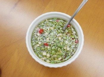 step3: 蒸的時候來調<span class="group_2">醬汁</span>!!! 將辣椒.蒜頭.香菜根都切成碎粒~~~ 一起和水.魚露.檸檬汁.砂糖攪拌均勻備用!!!