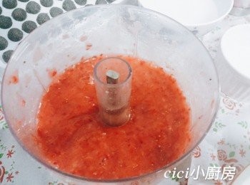 step1: 士多啤梨用鹽水浸15分鐘後，倒去水份，去蒂切片，用攪拌機打成汁醬。