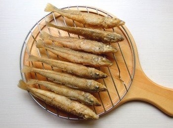 step4: 油炸約3-4分鐘即可撈起,瀝乾。