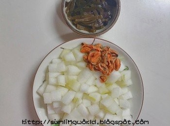 step3: 冬瓜洗淨，除去籽和皮，然後切粒。