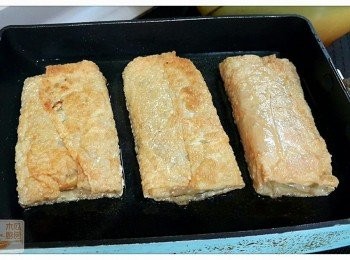 step6: 鑊落油(正常油量就得)，熱鑊後轉小火，放入腐皮卷，先放封口位向下煎，當煎到轉金黃色，可以反轉煎，煎熟就放在廚紙上