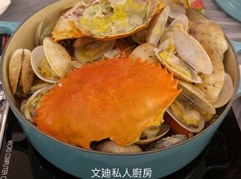 step1: 花甲浸鹽水,水不要蓋過花甲,鮑魚洗擦乾淨,花蟹洗淨斬件,冬瓜切薄片,第一層冬瓜片。