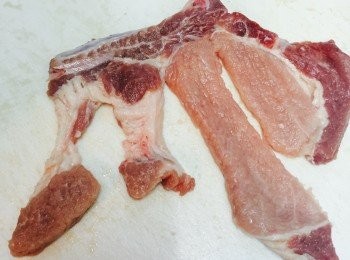 step1: 豬扒解凍，洗淨瀝乾。用刀背以井字型剁鬆豬扒兩面，略切開成小件。將<span class="group_2">醃料</span>和豬扒一同放於食物袋內，綁好食物袋後用手將袋內豬扒與<span class="group_2">醃料</span>搓匀，醃最少30分鐘。