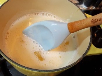 step4: 加入魚膠粉溶液煮至完全溶化。