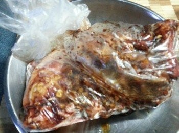 step2: 用食物袋將豬肋骨裝起,倒入所有醃料拌勻,放入雪櫃雪一晚待入味