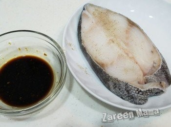 step1: 銀鱈魚洗淨，抹乾水份，煎煎加點胡椒粉及鹽略為調味。