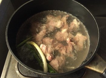 step1: 坑腩切粒後用薑片和蔥段煮滾水 , 約3分鐘, 盛起洗淨備用