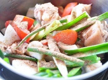 step2: 全部放入內鍋，加入水、米酒和我最愛的特製香料 (PS:香料包成分::玉米粉、小茴香、桂皮、八角、花椒、芫荽子、甘草、鹽..)