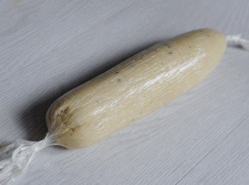 step6: 將麵團分成兩份，滾成圓柱體（或其他形狀）然後用保鮮紙分別包好，放入冰箱30分鐘