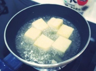 step5: 油熱了之後把豆腐放下去炸吧~~~ 把豆腐各面都炸到金黃色!!!