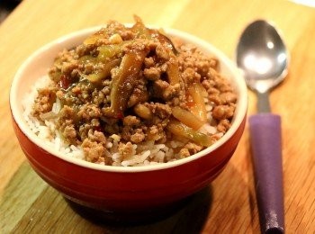 step8: 做好的肉燥可以用來拌飯、拌麵吃。