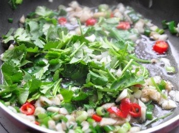 step7: 留下少許的油，放入蒜末、辣椒末、及蔥花爆香