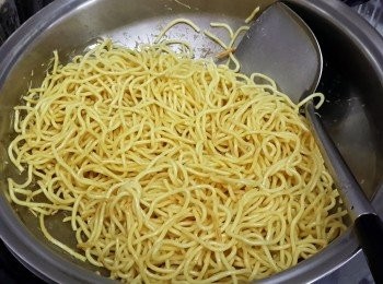 step2: 熱鑊下油，先將油麵炒五分鐘，盛起備用