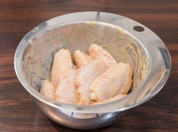 step2: 隔走熱水後以冷水沖<a href="https://bit.ly/3zHU5V3" target="_blank" data-keyword="雞翼" class="guide-link"><strong>雞翼</strong></a> <span style="display:inline-block;vertical-align:middle;margin-top:-3px;color:initial;border-radius:3px;padding:2px 3px;font-size:12px;line-height:14px;background:#87d300;color:#fff;">即買</span> 至降溫，隔水再印乾<a href="https://bit.ly/3zHU5V3" target="_blank" data-keyword="雞翼" class="guide-link"><strong>雞翼</strong></a> <span style="display:inline-block;vertical-align:middle;margin-top:-3px;color:initial;border-radius:3px;padding:2px 3px;font-size:12px;line-height:14px;background:#87d300;color:#fff;">即買</span> ，加入腐乳、糖、酒、生抽和白胡椒粉拌勻，包好，醃 2 小時以上。