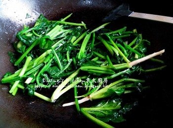step8: 將炸蒜油放入鑊中燒熱 , 加入菠菜及少許鹽拌勻炒至菠菜熟透 , 盛起放上碟備用