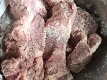 step1: 梅頭肉洗淨抹乾，加入生粉拌勻，醃半小時