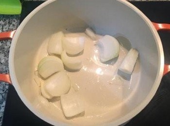 step4: 取燉鍋，放少許油炒香洋蔥；