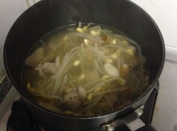 step1: 先將大豆芽洗淨及將根用手擇去，拍扁蒜粒放入大滾的水內煲至豆芽變軟身