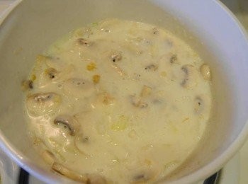 step5: *最後加入剩下的蘑菇，牛奶，雞高湯。