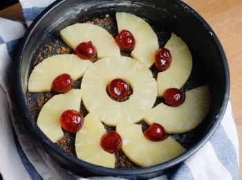 step3: 然後鋪上鳳梨圈及紅櫻桃，備用