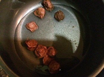 step3: 用少許熱水，放入數顆話梅稍微泡一下成梅子水，然後放涼
