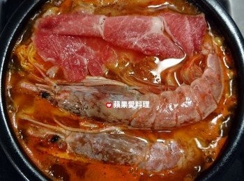 step8: 放鮮蝦和豬梅花肉片。
