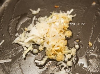 step4: 同一油鍋，爆香蔥白末、薑末、蒜末。