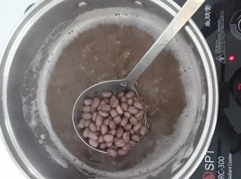 step1: 將30克紅豆浸過夜或4小時，然後洗淨加水煲，水滾熄火。勿揭蓋，讓紅豆在煲内燜一燜。