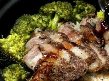 step14: 飯粒乾爽、鬆散又粒粒分明;
垂涎三尺、焦香酥脆、透出金黃色的鍋粑。
在家裡做暖呼呼、香噴噴的煲仔飯真的好輕鬆容易!
只要有耐心, 你也可以的。來挑戰挑戰吧!